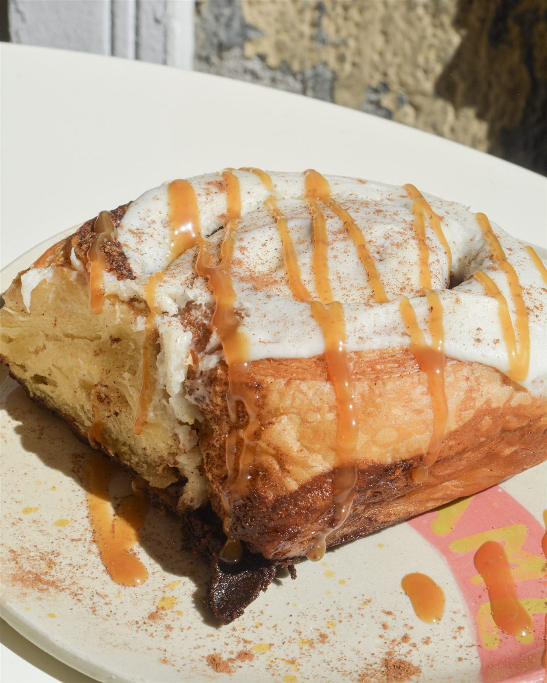 Roll de canela con crema y caramelo