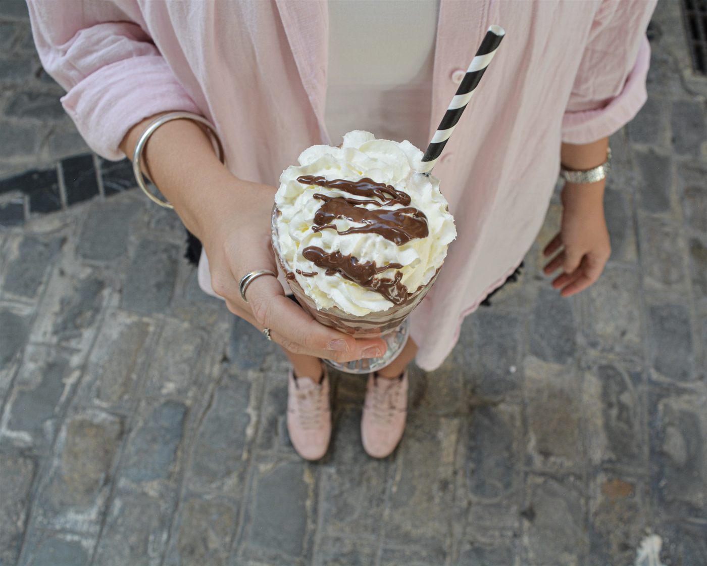 Batido de chocolate sostenido en una escena lifestyle