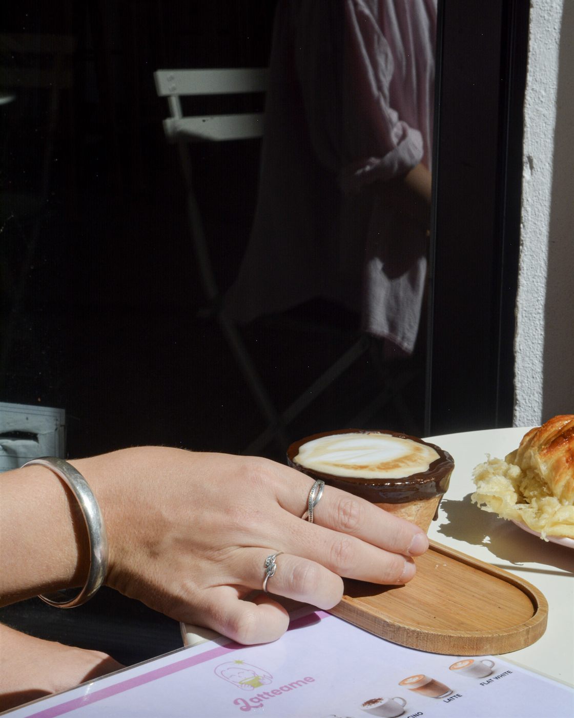 Escena lifestyle con café y pastelería