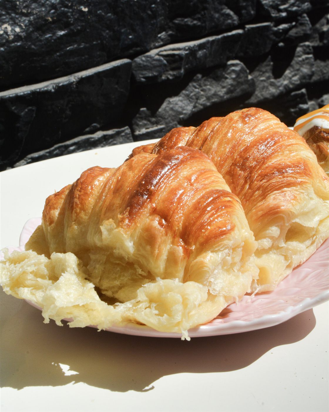 Detalle de croissants recién horneados