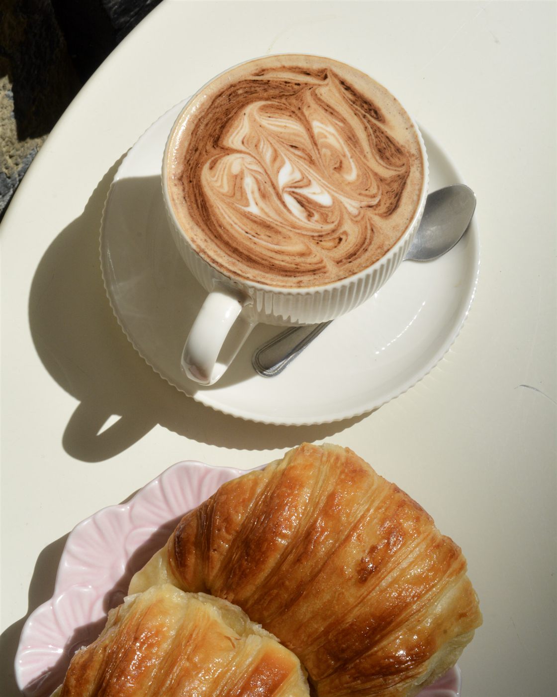 Café y croissants en una composición cenital